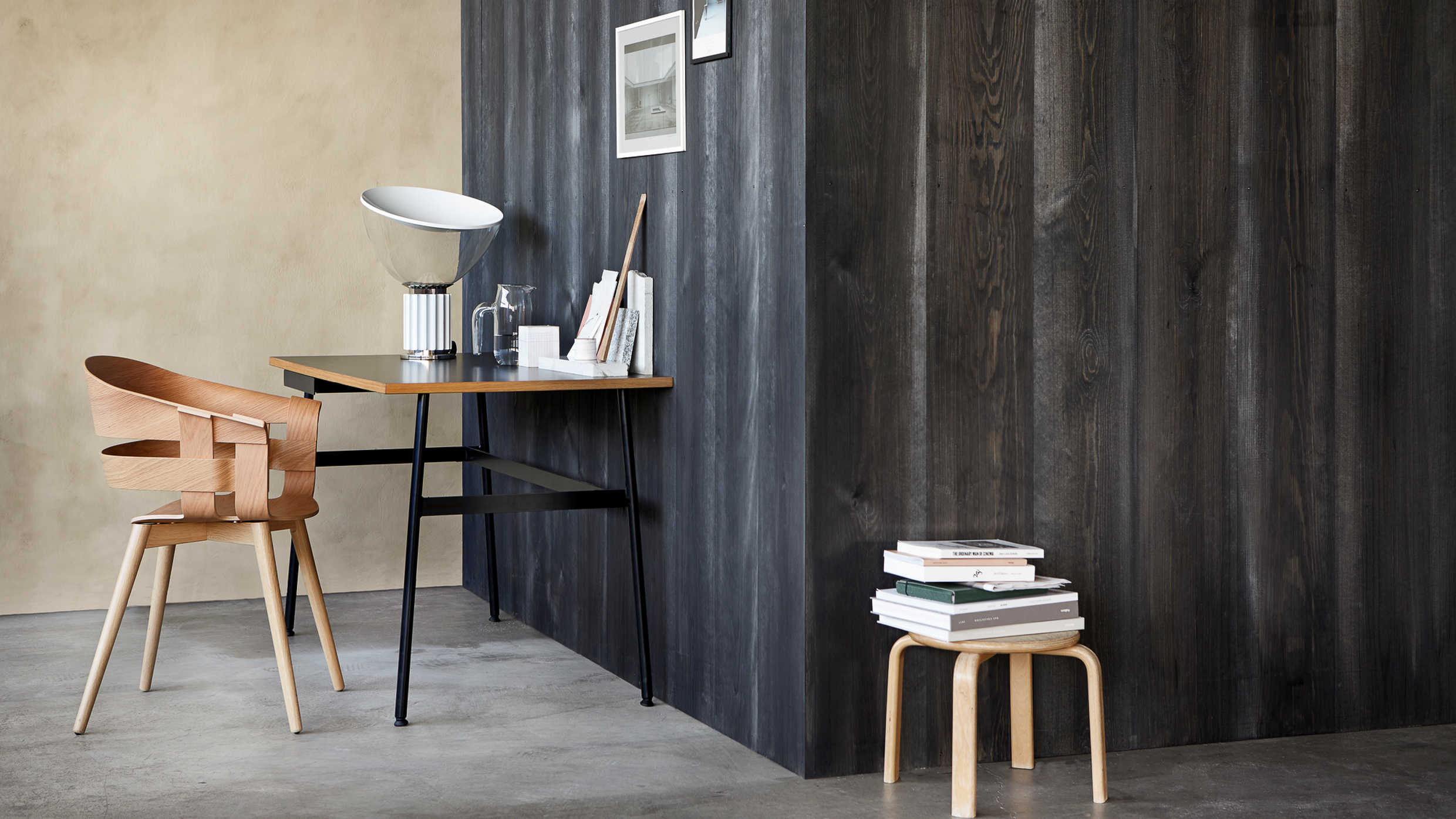 Mørk panelvegg beiset i LADY Pure Nature Kullsort, kombinert med kalkmalt vegg i gyllen gulbeige LADY Minerals Raw Canvas.