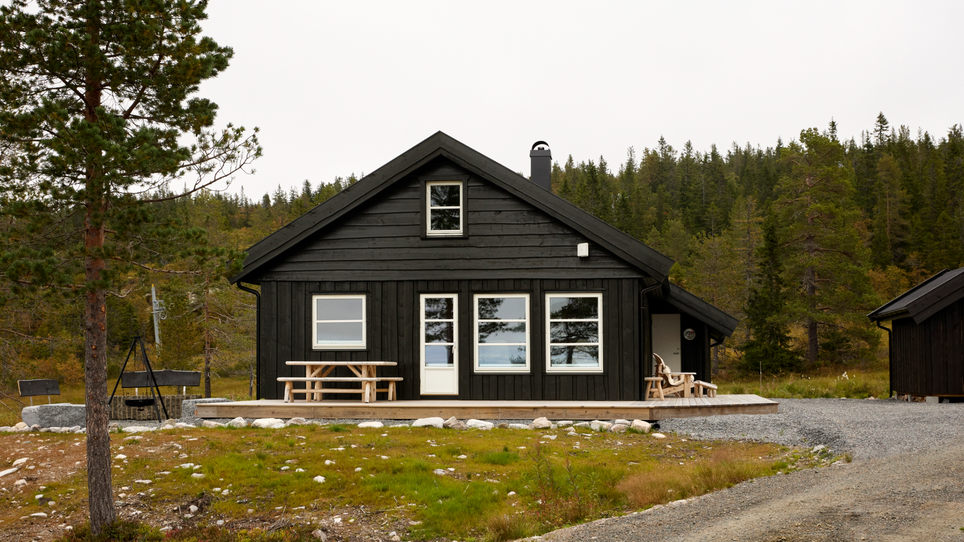 Moderne hytte på fjellet beiset med Trebitt Seterbrun