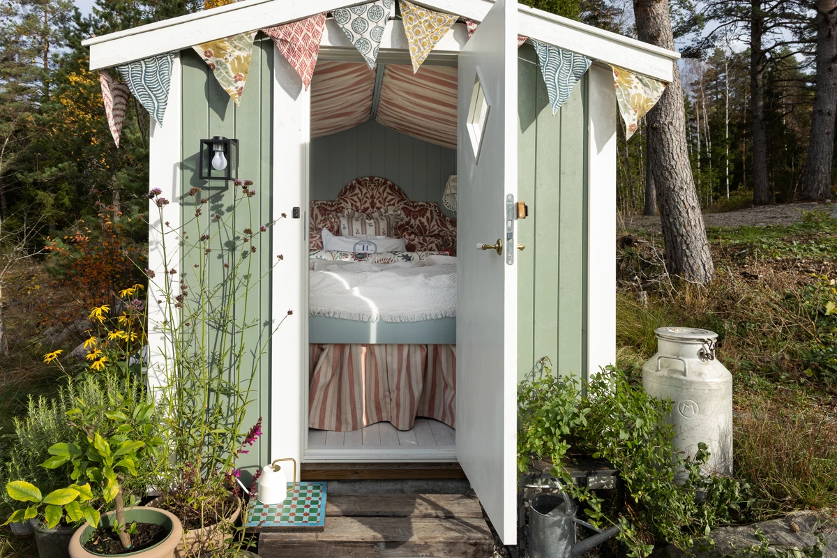 Annette Nordstrøms anneks på småbruk, malt grønt med Jotun Stockholmsgrønn og innredet med en seng