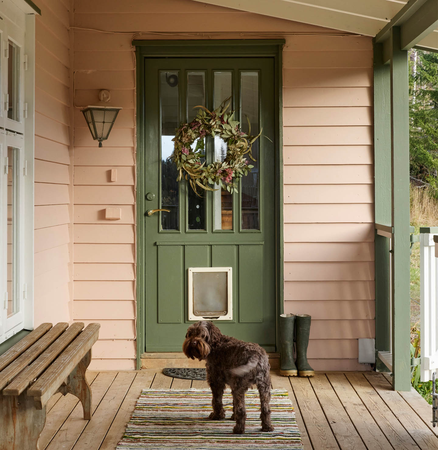 0239 Mellomrosa hus med detaljer i 8413 Herregårdsgrønn og 10784 Skyggehvit 