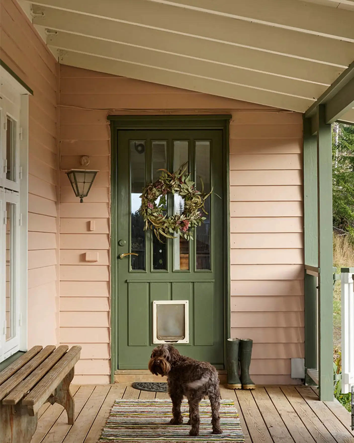 0239 Mellomrosa hus med detaljer i 8413 Herregårdsgrønn og 10784 Skyggehvit