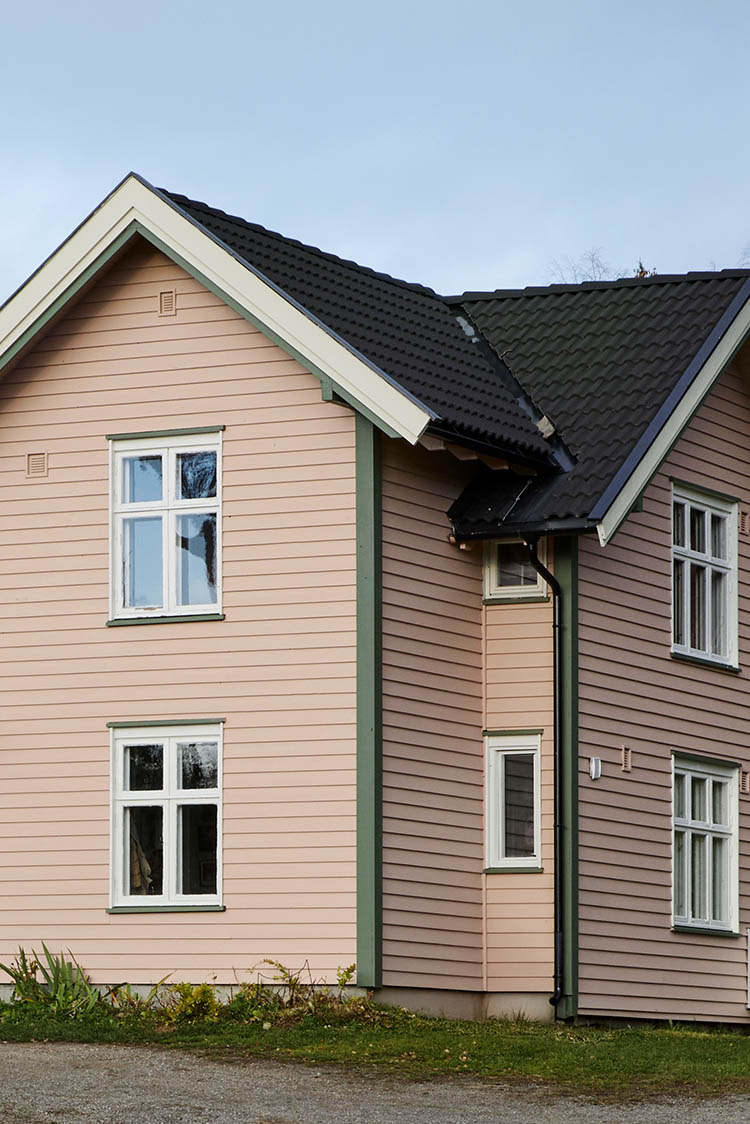 Hus i 0239 Mellomrosa med vinduskarmer i 10784 Skyggehvit detaljer i 8413 Herregårdsgrønn