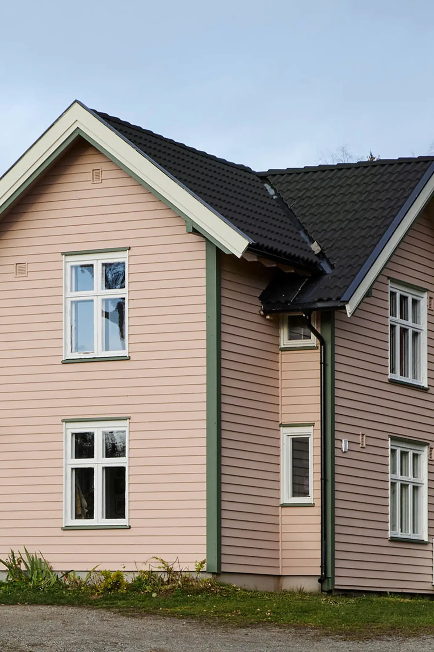 Hus i 0239 Mellomrosa med vinduskarmer i 10784 Skyggehvit detaljer i 8413 Herregårdsgrønn