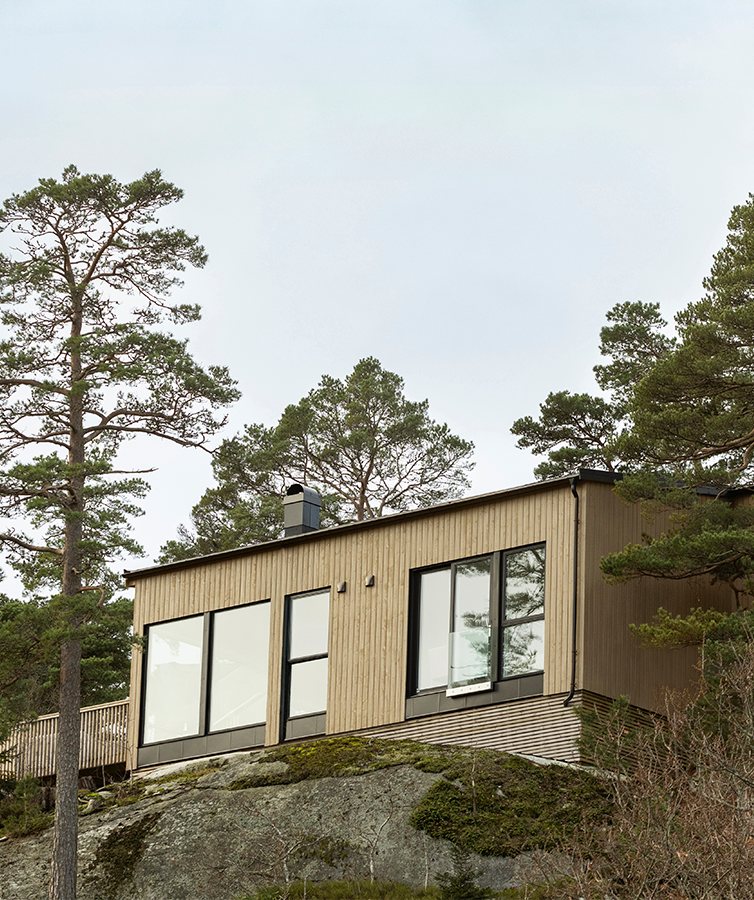 Hytte besiet i gulbrun farge med TREBITT Naturlig Eldet