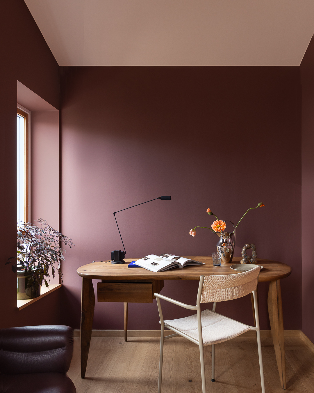 Office with dark red walls in JOTUN 2951 Sophisticated Red and ceiling in warm pink JOTUN 20362 Pink Ambience.