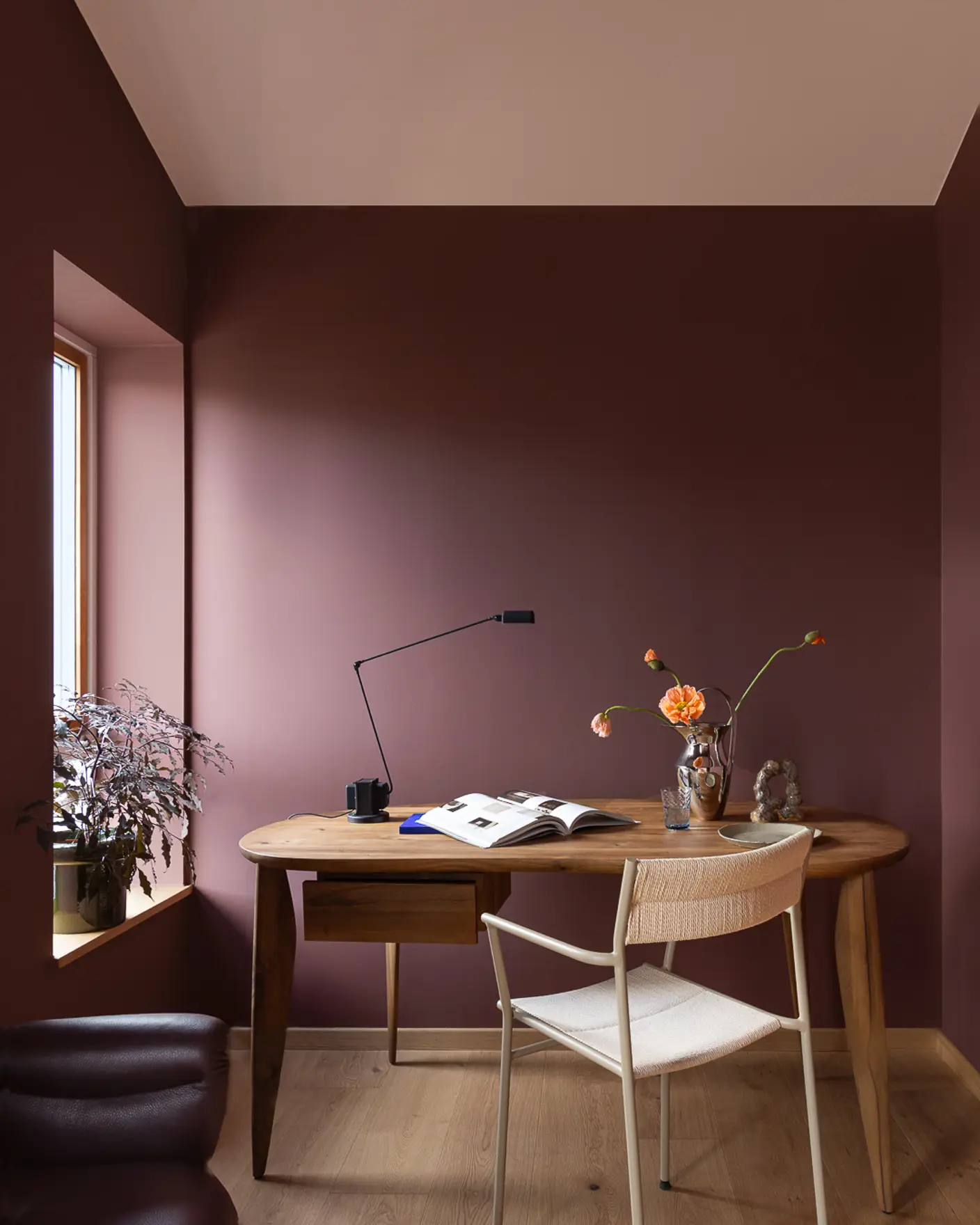 Office with dark red walls in JOTUN 2951 Sophisticated Red and ceiling in warm pink JOTUN 20362 Pink Ambience.