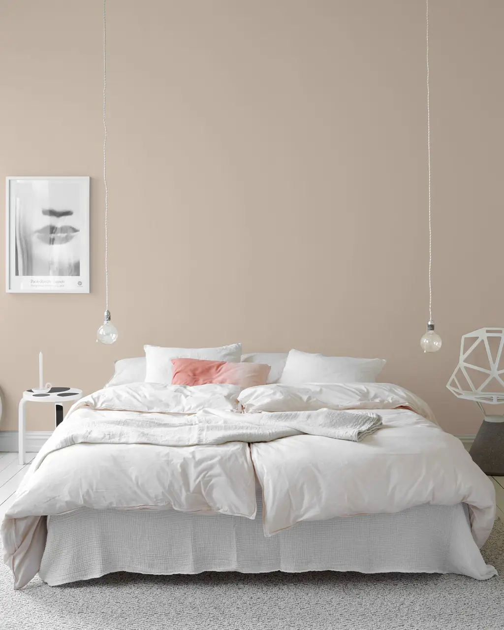 Lyst soverom med hvit seng, minimalistisk innredning og dempede, gyldenrosa vegger malt med Jotun 10580 Soft Skin.