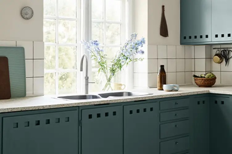 Moderne kjøkken malt i Jotun Athenian Blue