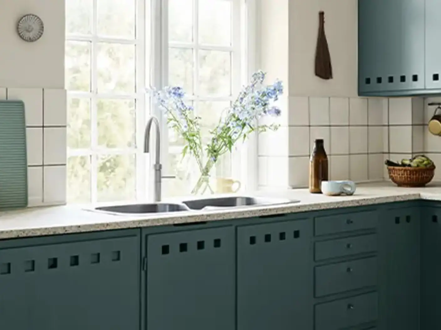 Moderne kjøkken malt i Jotun Athenian Blue