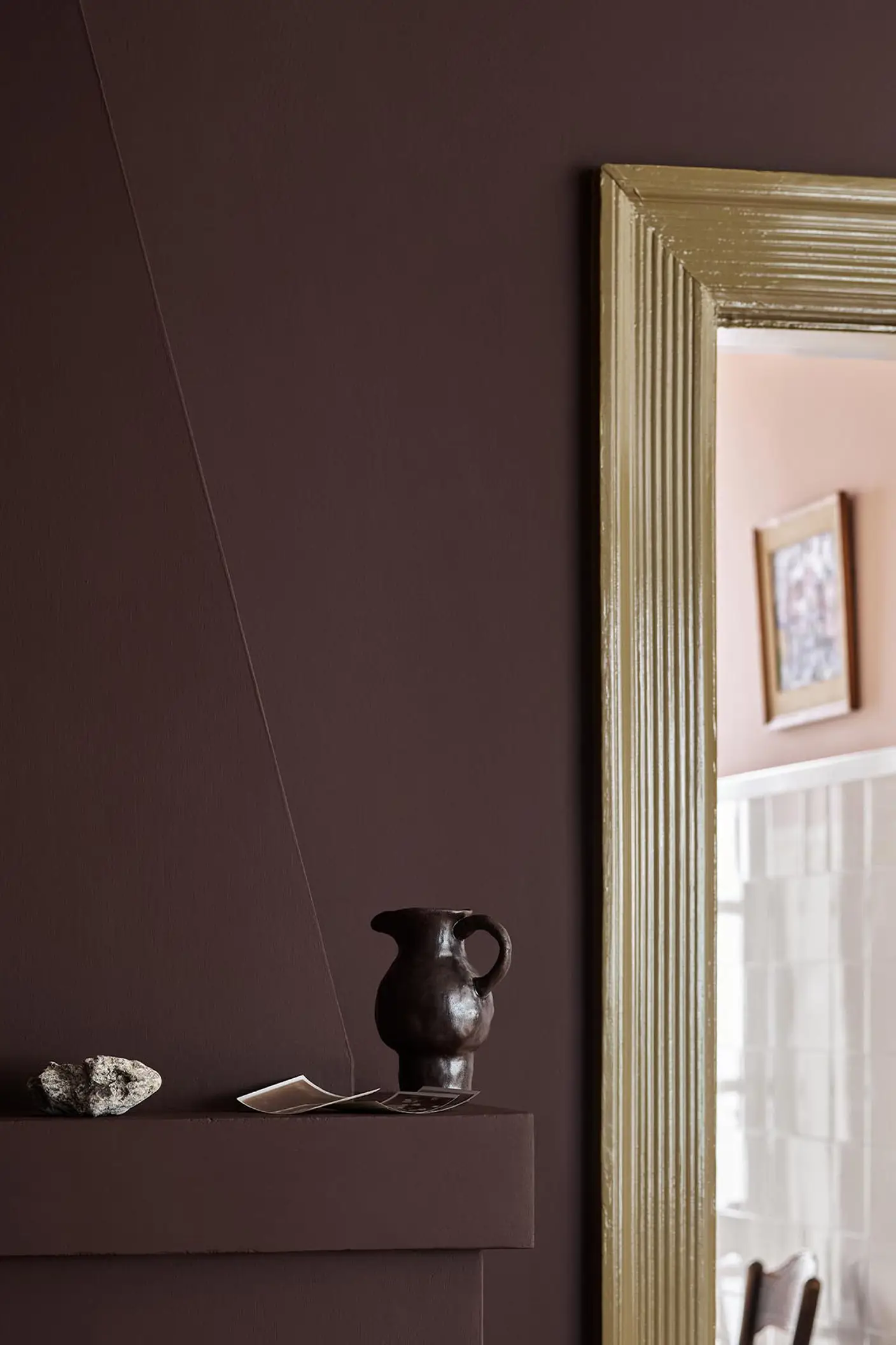 A brownish red wall painted in the colour Jotun 2149 Coffee with golden brown trims painted in the colour 1974 Golden Walnut.