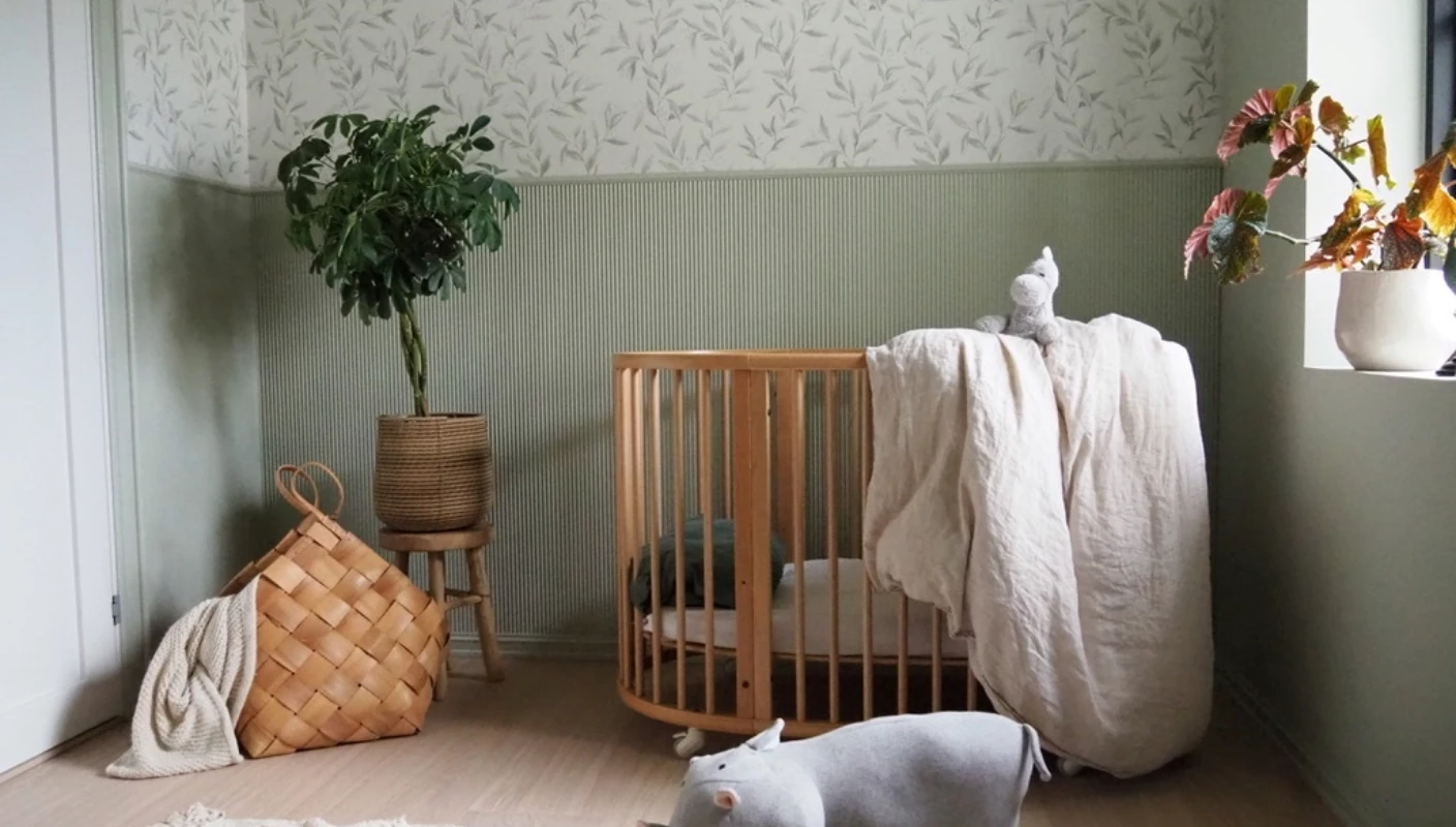 Babyrom med blomstertapet og brystningspanel malt i Joutn Pale Linden