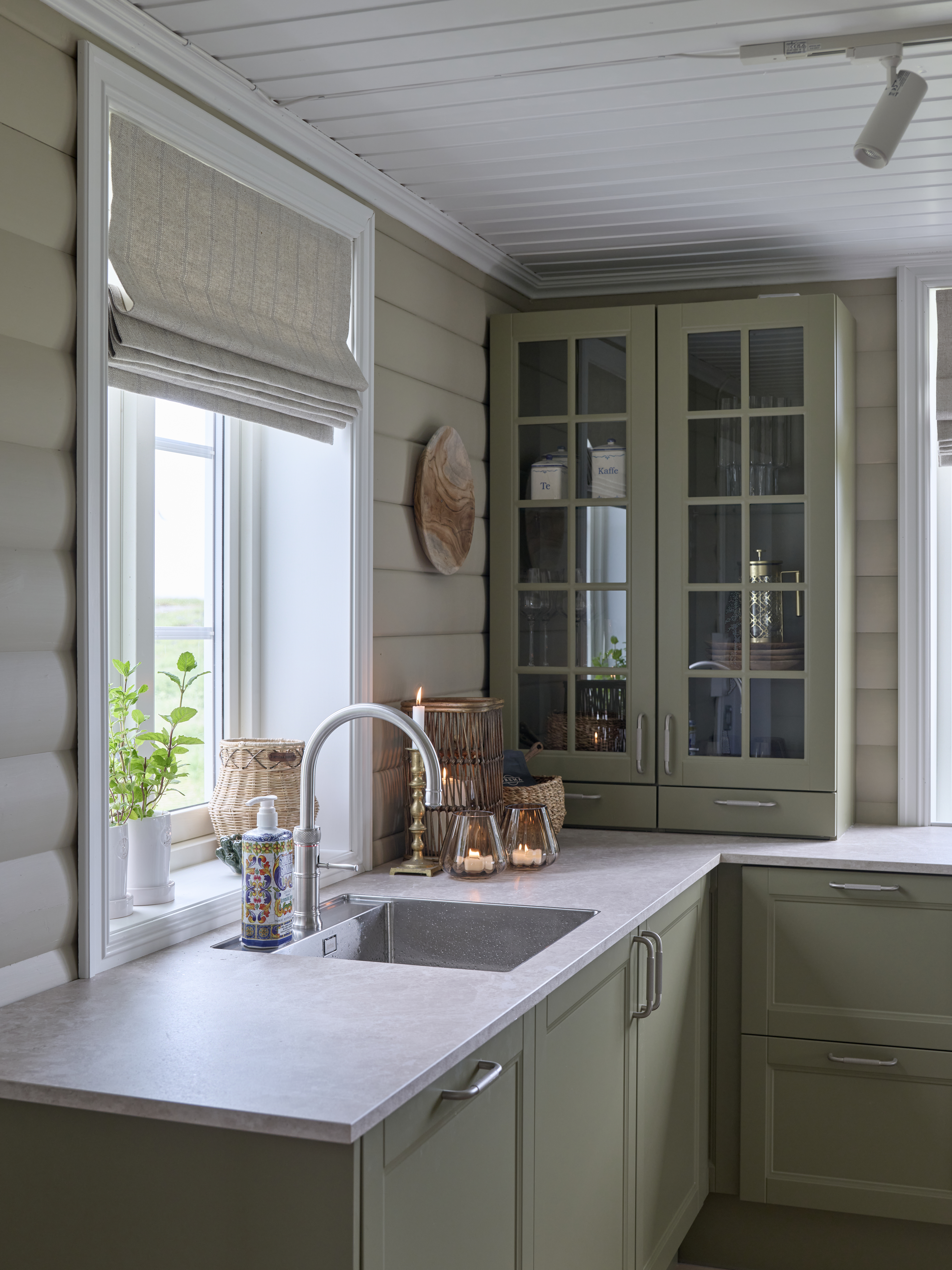 Grønt hyttekjøkken med beige vegg, Jotun LADY Hazelnut Beige.