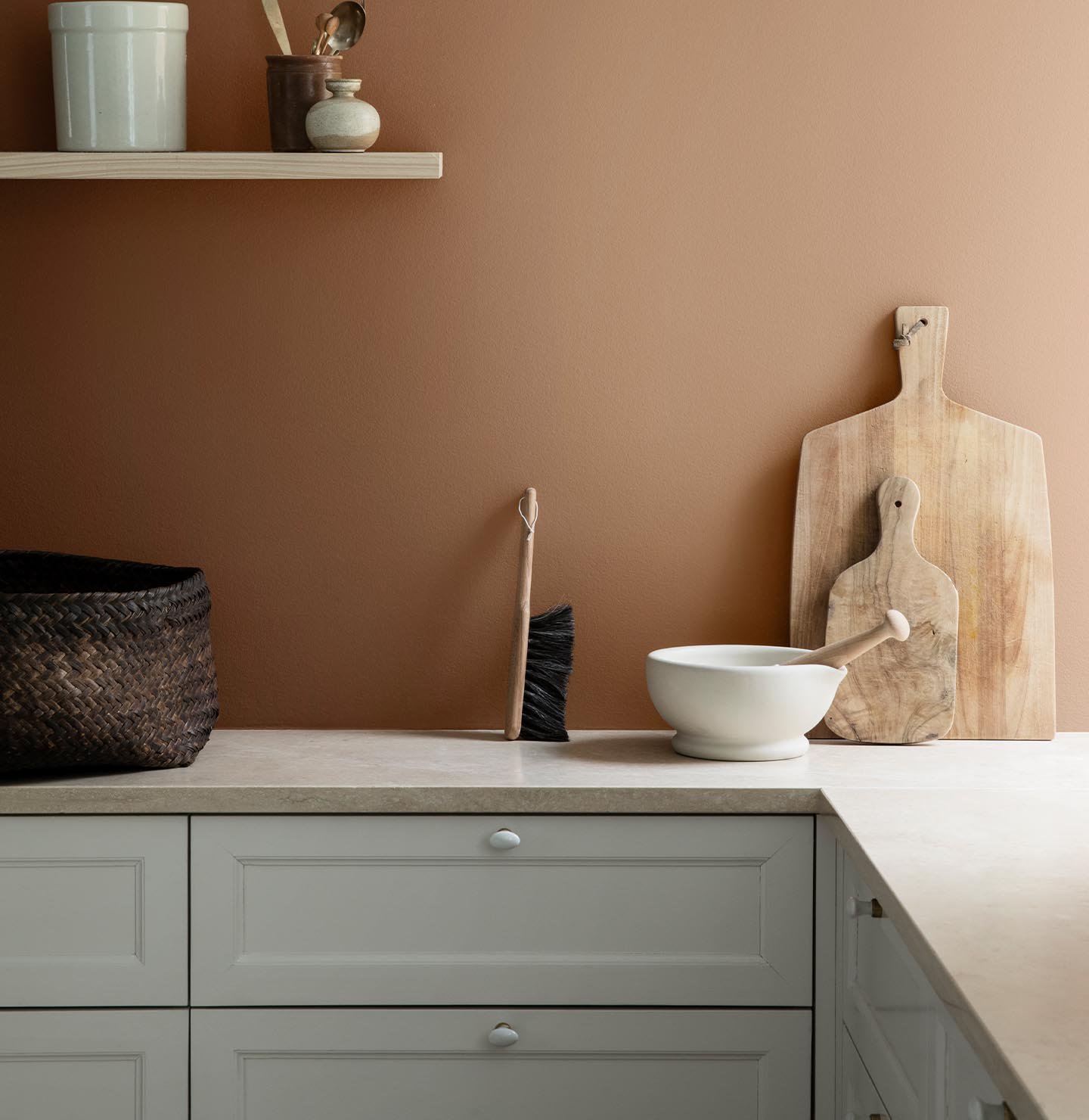 This kitchen has a warm, inviting feel with its earthy muted, rustic orange walls painted with Jotun 1259 Rusty.