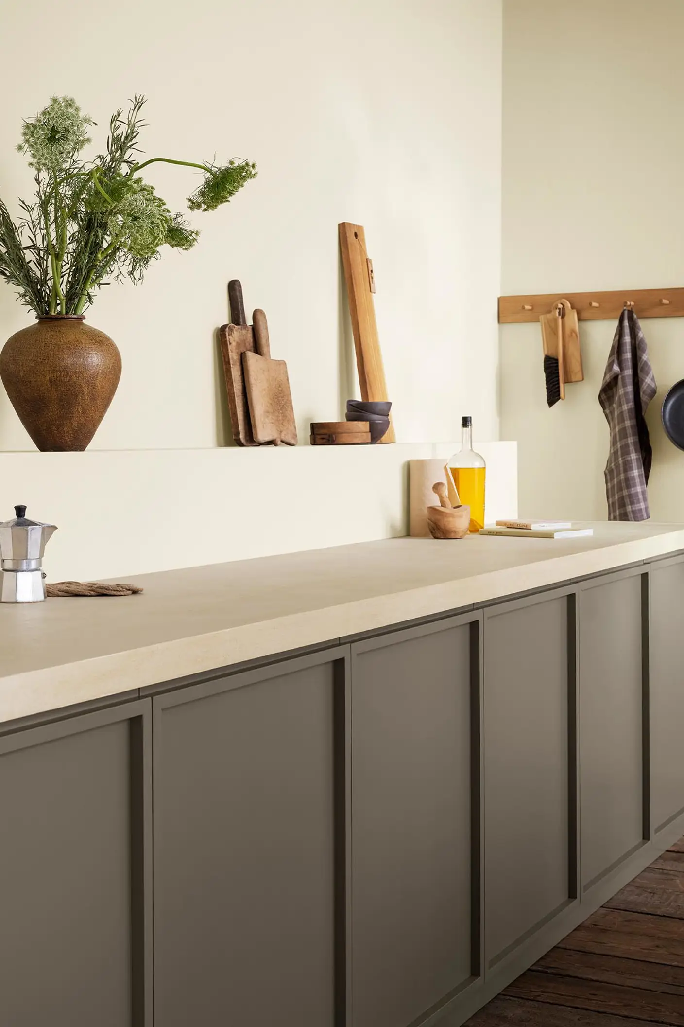 Detta kök känns luftigt och jordnära med sina gyllenbeige väggar målade i Jotun 1276 Soft och gyllenbruna skåp i färgen 11012 Rustic Brown från Jotun.