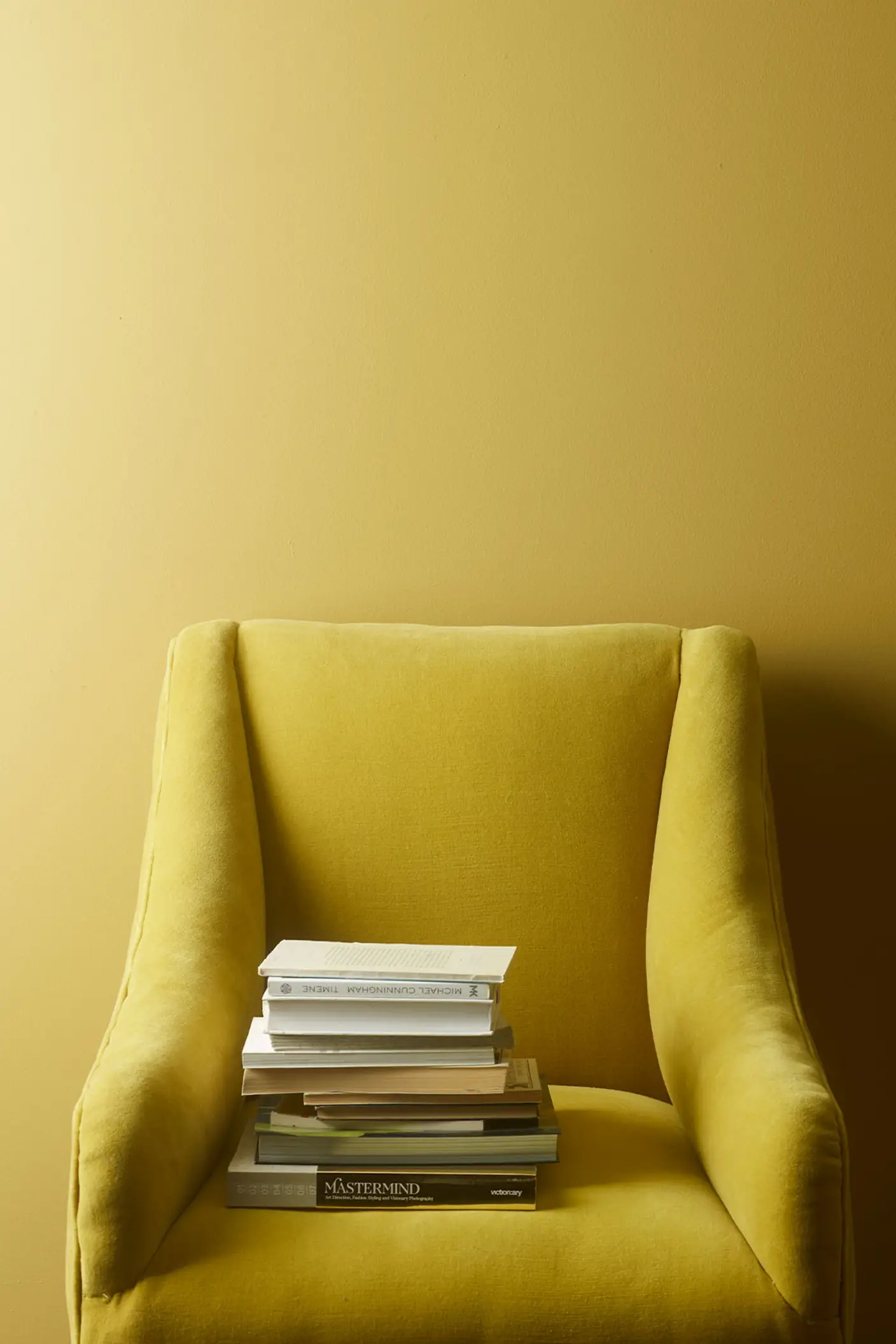 Dæmpet, grøngul væg malet med Jotun 0288 Mexico.