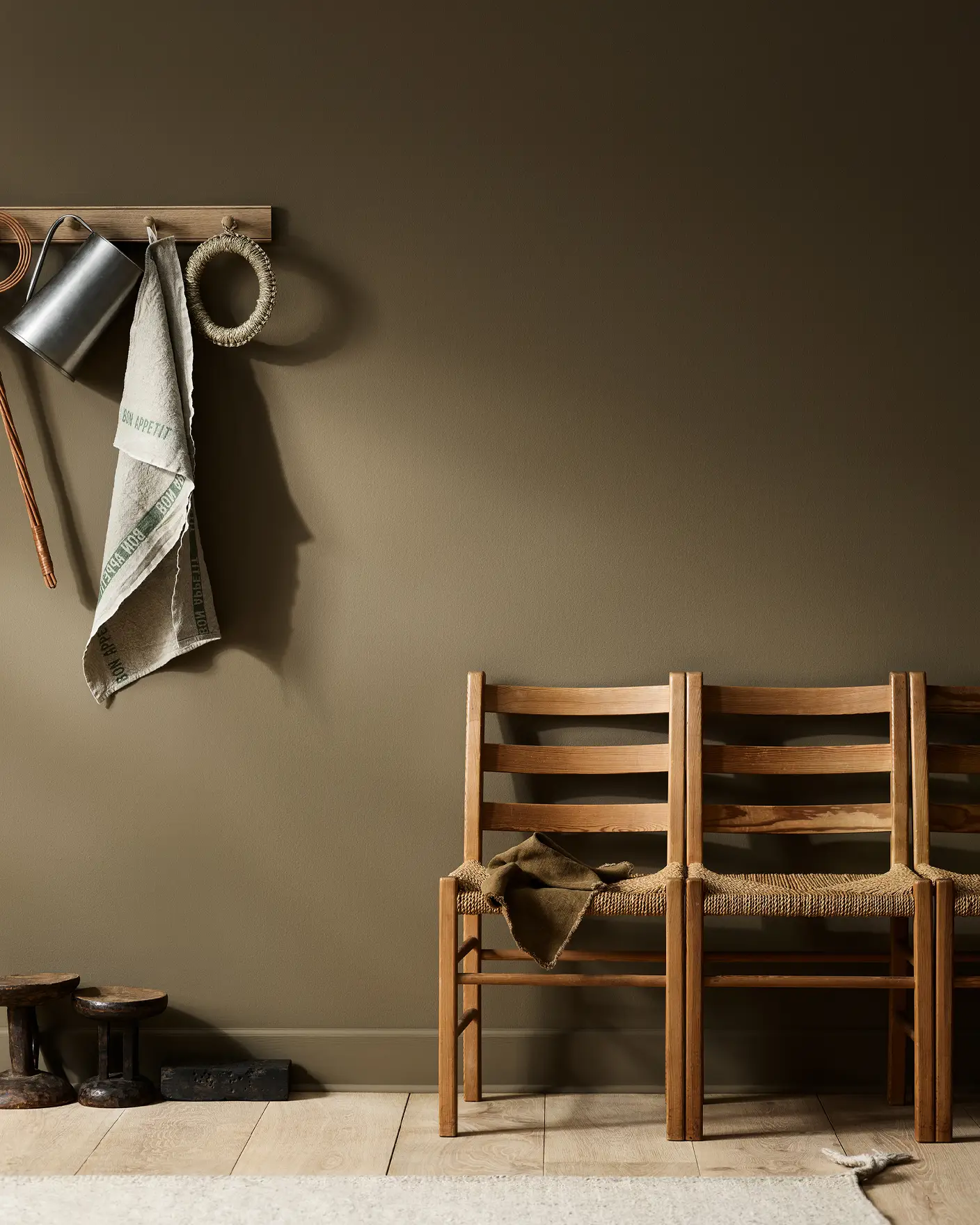 Väggen är målad med LADY Pure Color 10963 Golden Bronze