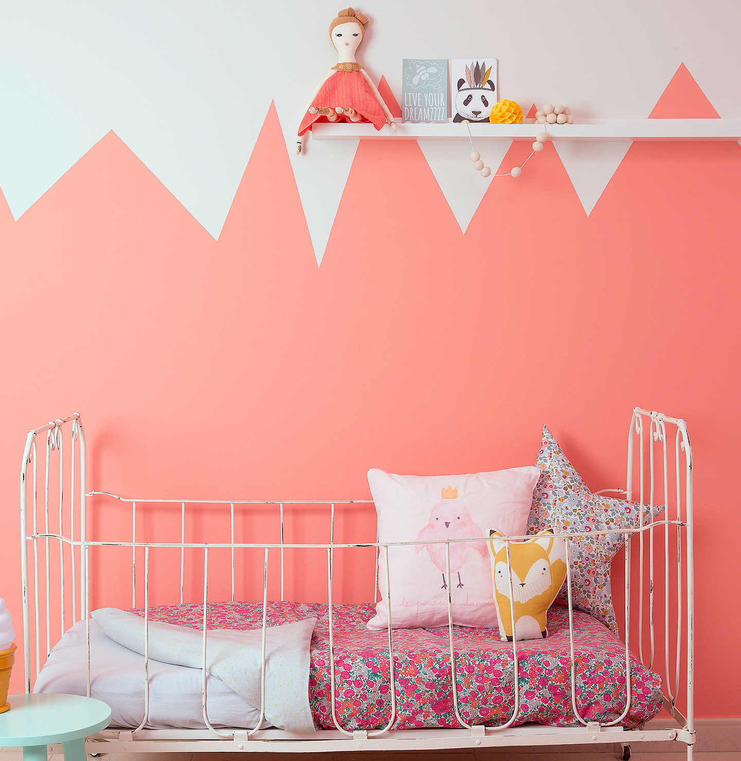 покрашенная детская. цвет стен в детской. покраска стен в детской комнате. разноцветные стены в детской. комната для новорожденного бирюзовая.