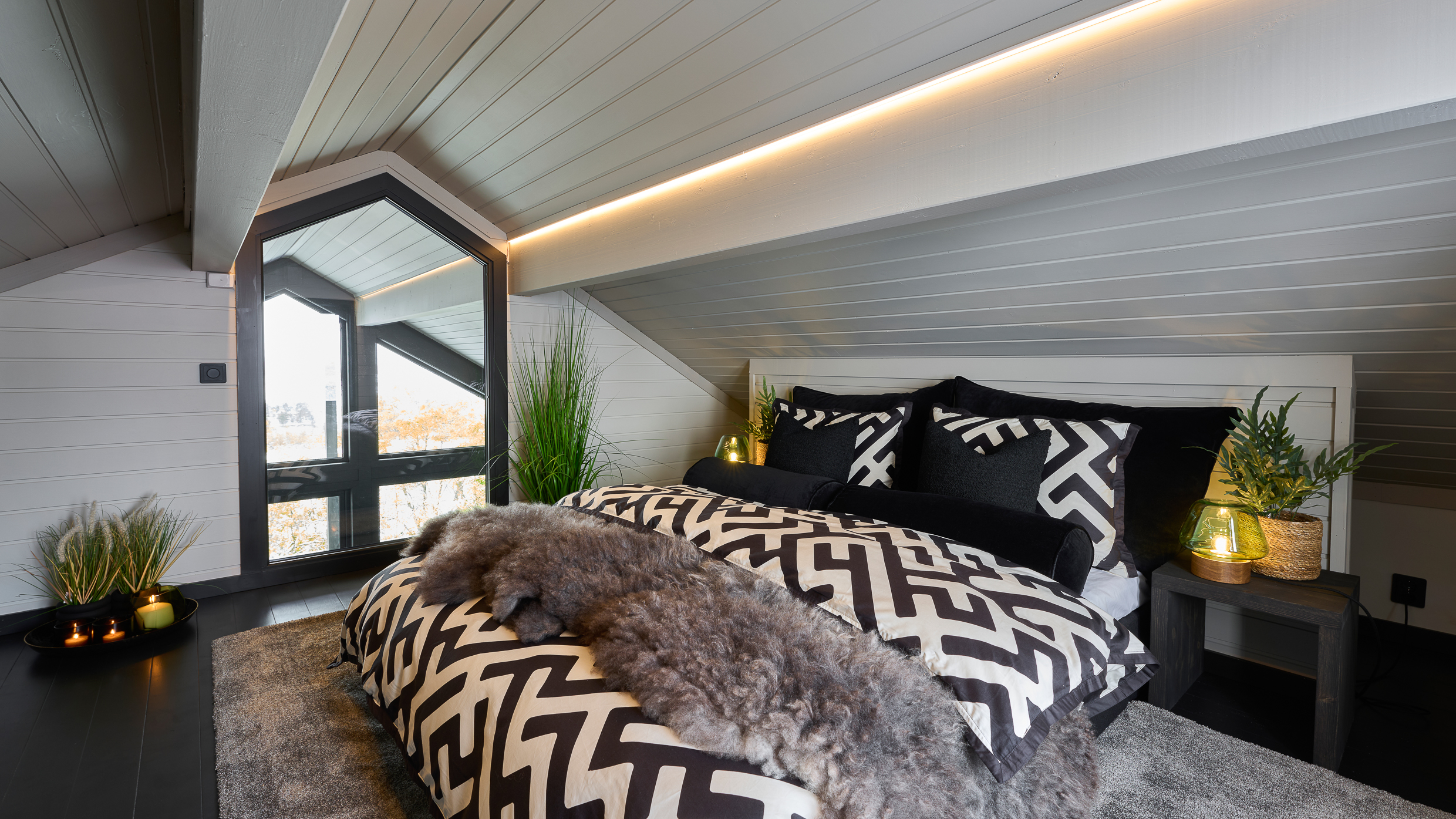 Soverom på hems med skråtak i malt trepanel i gråbeige Ascott fra Jotun LADY, panelvegger malt i gråhvite Sommersne. 