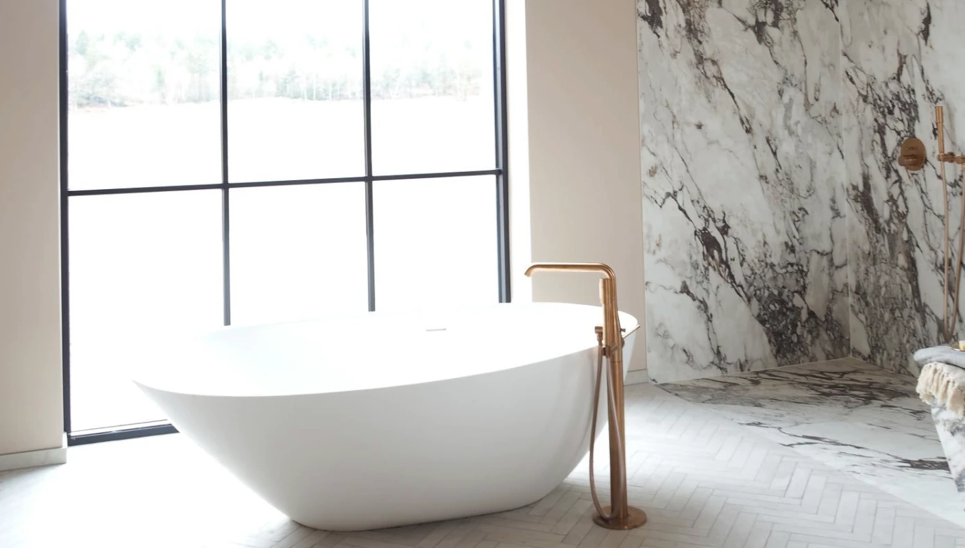 Hvitt badekar på et luksuriøst, rosa baderom malt med LADY Aqua i Soft Skin