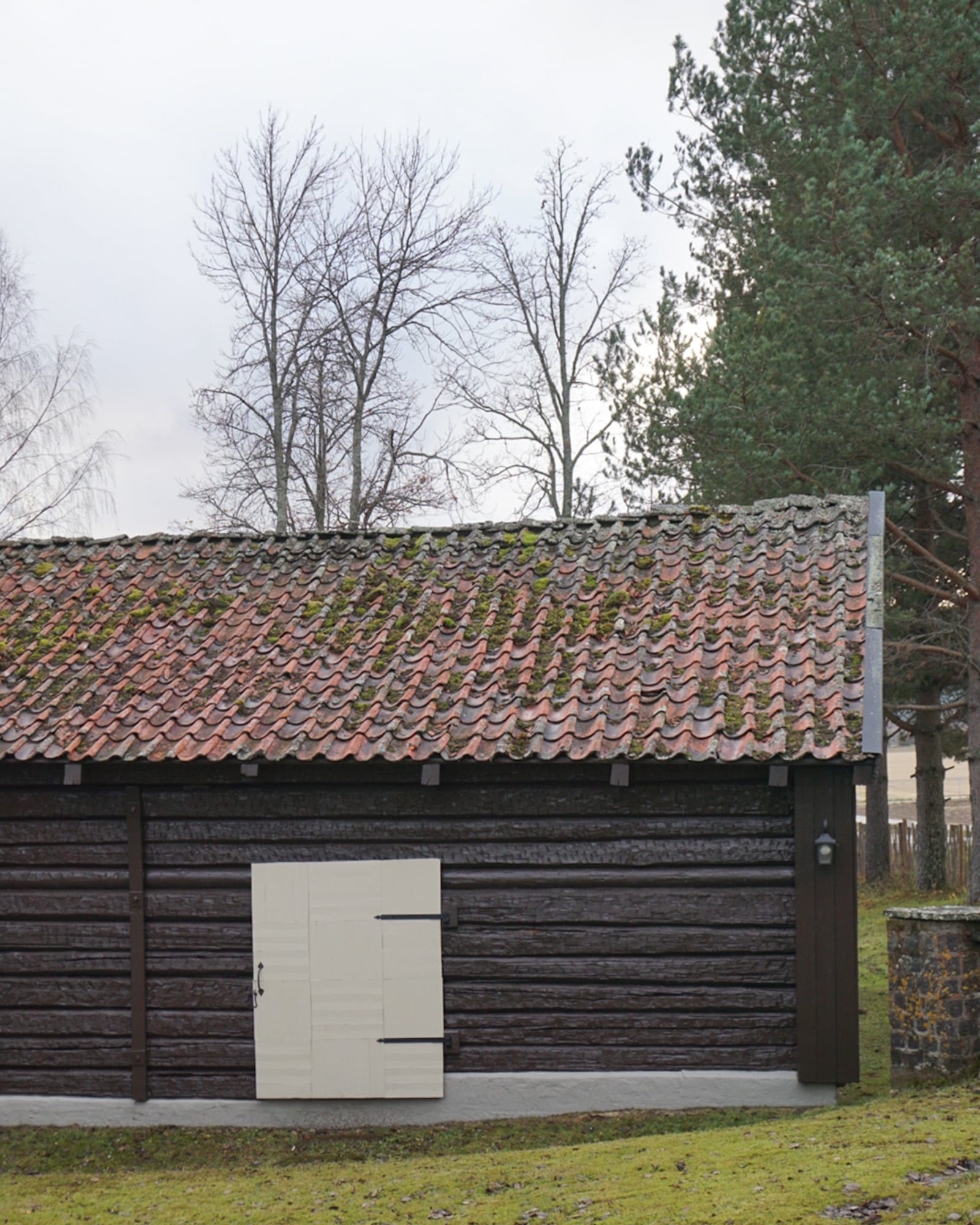 Tømmerlåve malt med DRYGOLIN Oljemaling i mørk brun med fargen Jotun Tjærebrun.