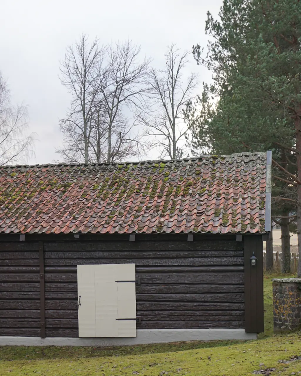 Tømmerlåve malt med DRYGOLIN Oljemaling i mørk brun med fargen Jotun Tjærebrun.
