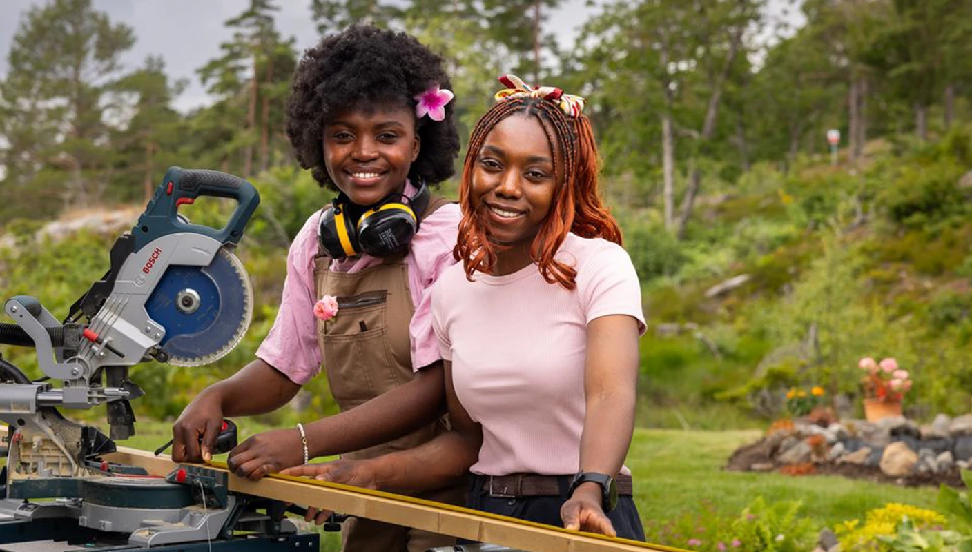 Rebeka og Anna Eninga i rød hytte, deltagere i Sommerhytta 2025. Foto: Espen Solli /TV2