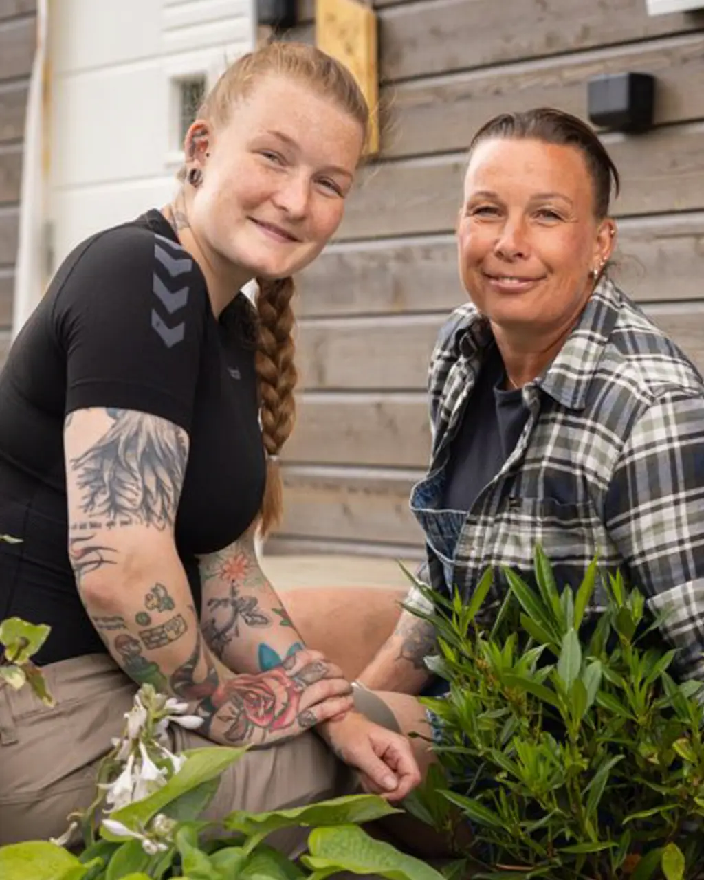 Deltagerne i den blå hytta på Sommerhytta 2026 på TV2, Marlene Knudsen og Charlotte Schei. Foto: Espen Solli/TV2.