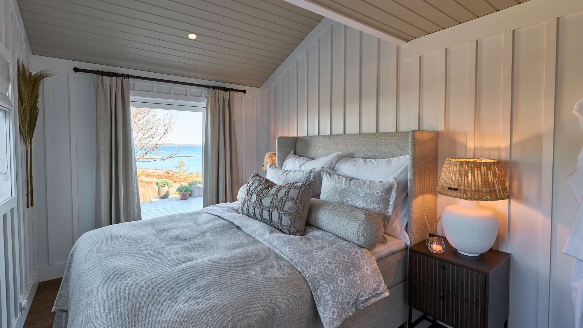 Soverom med hvite vegger og beige tak i Jotun Soothing Beige