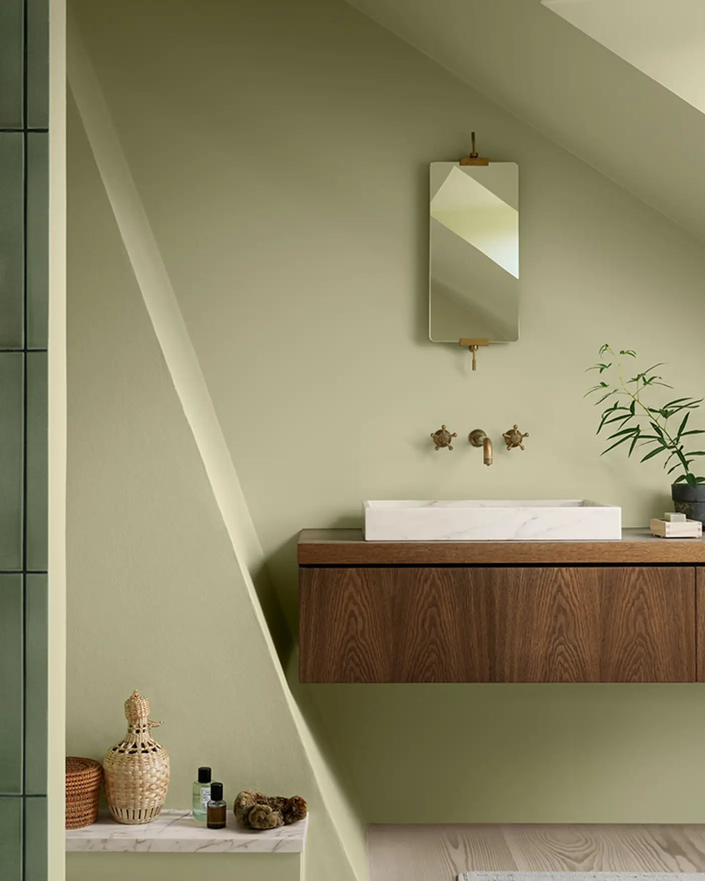 Badeværelse malet i farven Jotun 8596 Sunny Green med Lady Aqua Mat