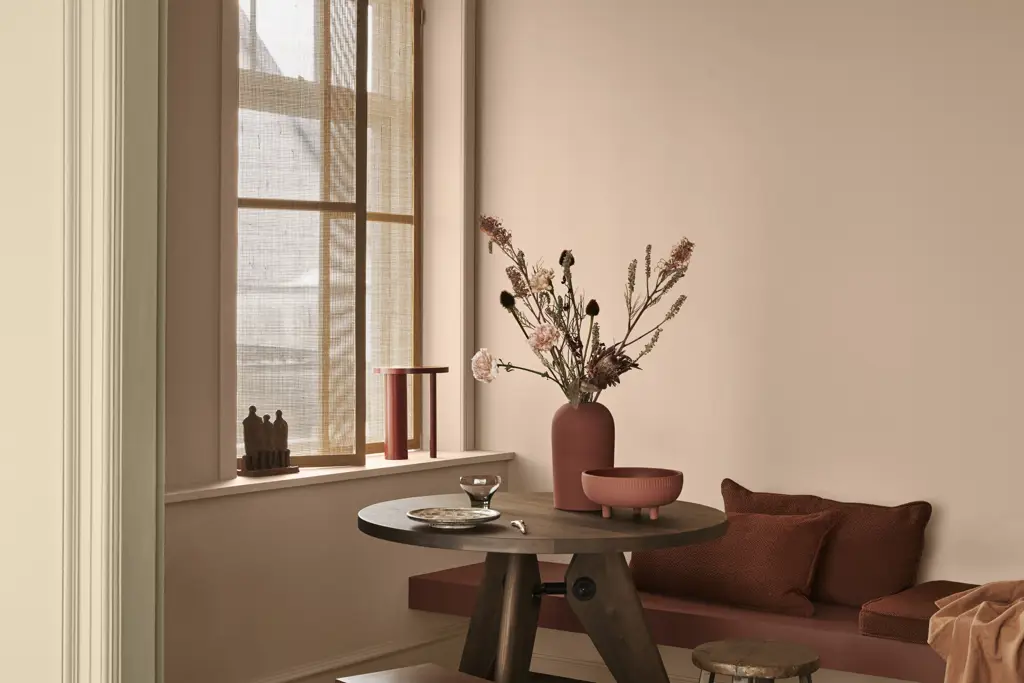 Living room painted with Jotun interior paint Desert Pink, Welcoming red and Hummus