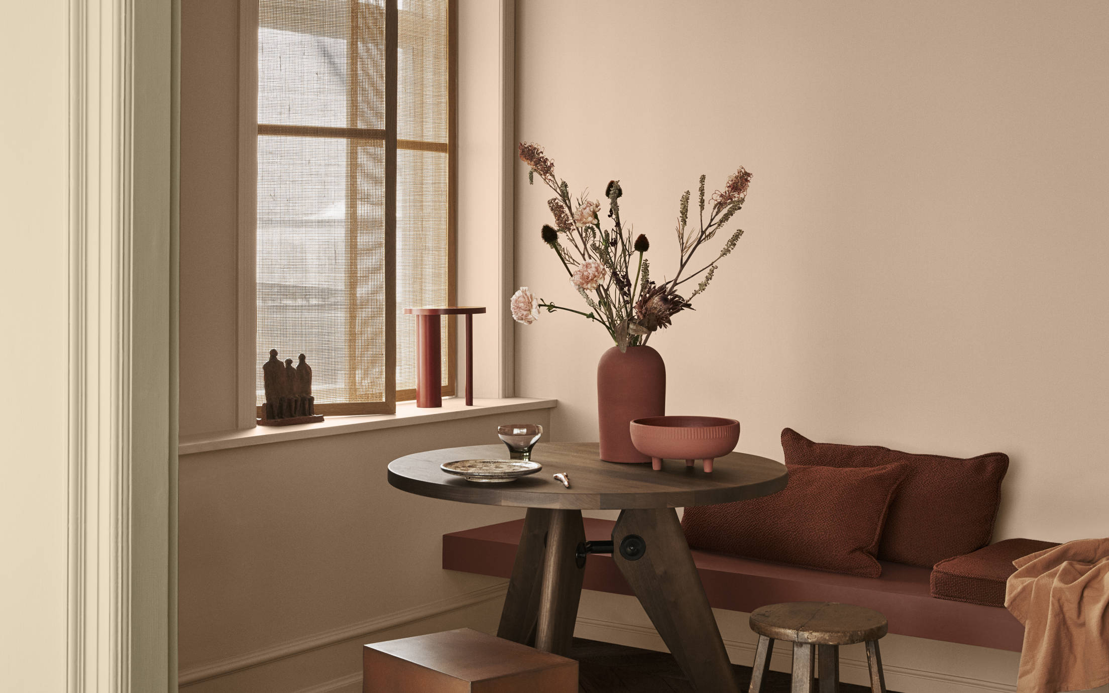 Living room painted with Jotun interior paint Desert Pink, Welcoming red and Hummus