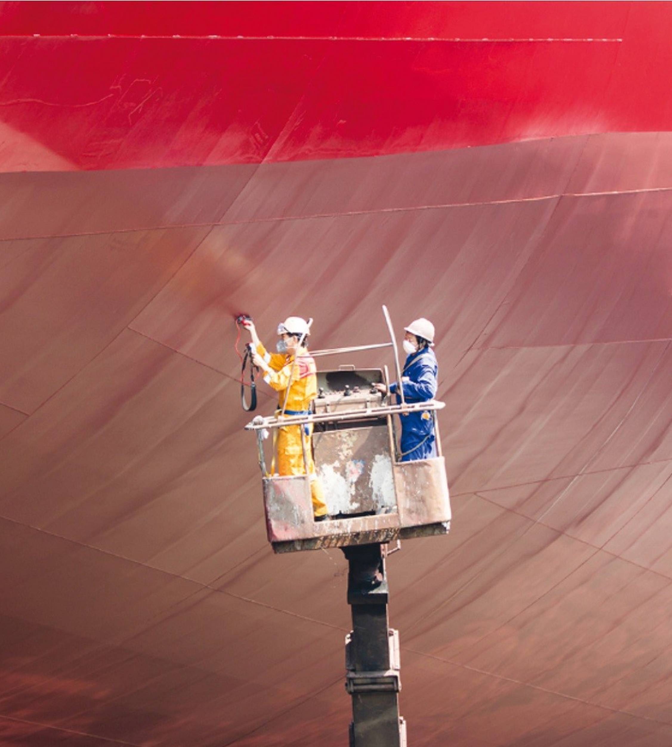 2 applicators painting hull