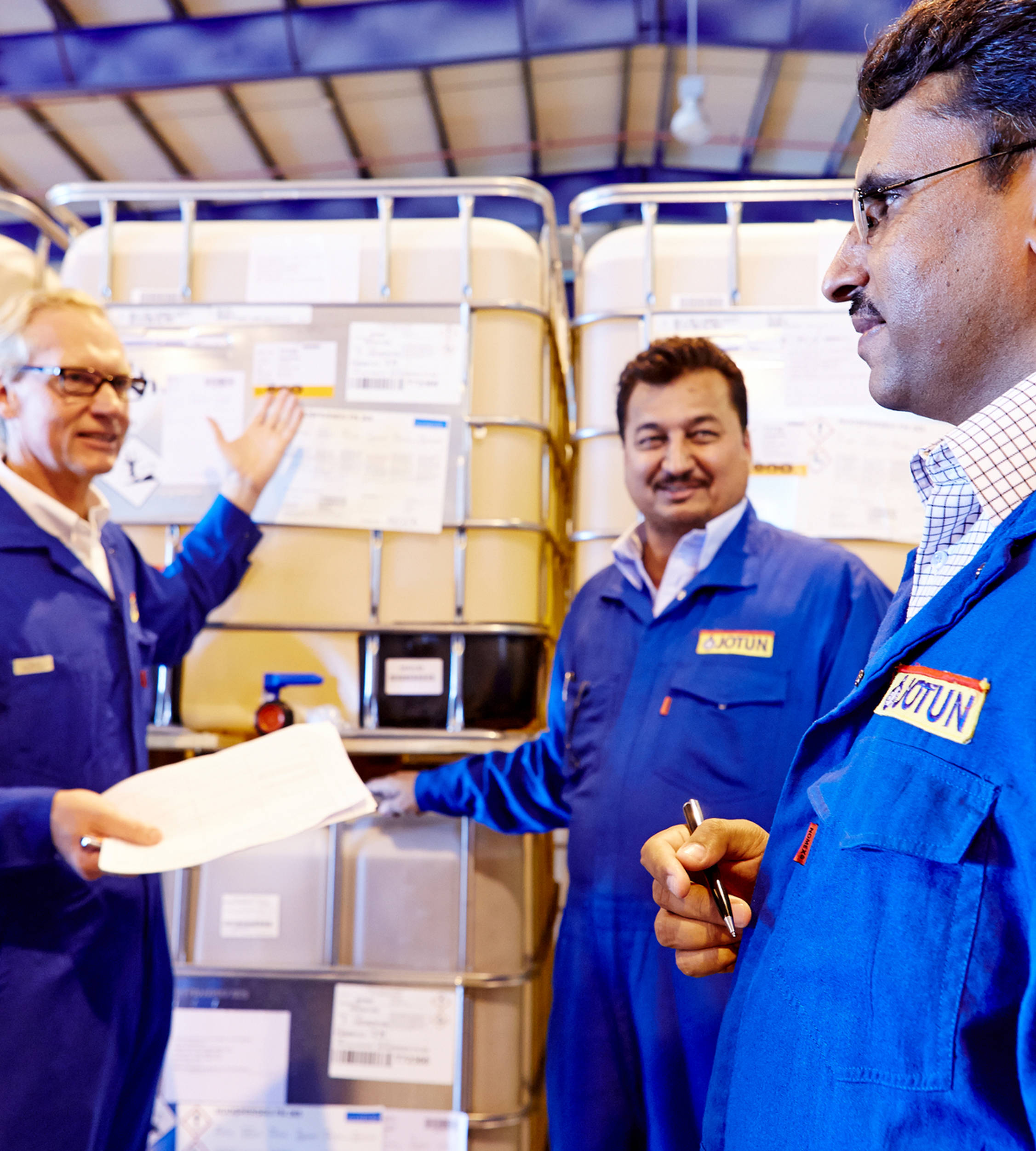 Four people attending a safety walk for "safe storage of goods" at Jotun. Here, safety walks are conducted regularly.