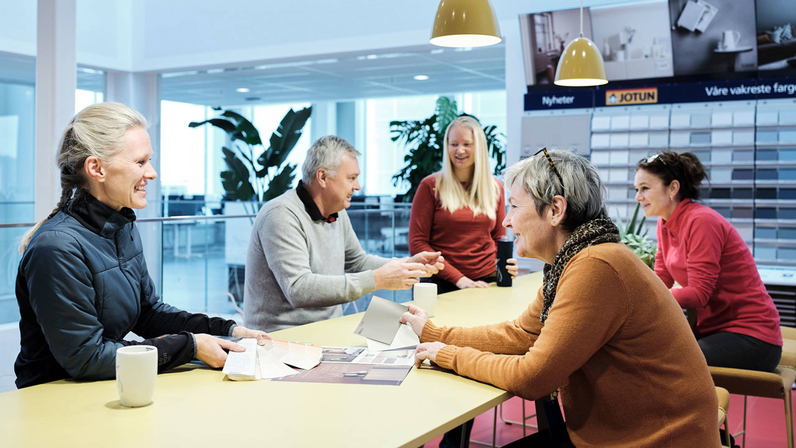 Colleagues in Colour Technology Laboratory having a meeting in the social zone. Photo: Jotun/Morten Rakke.