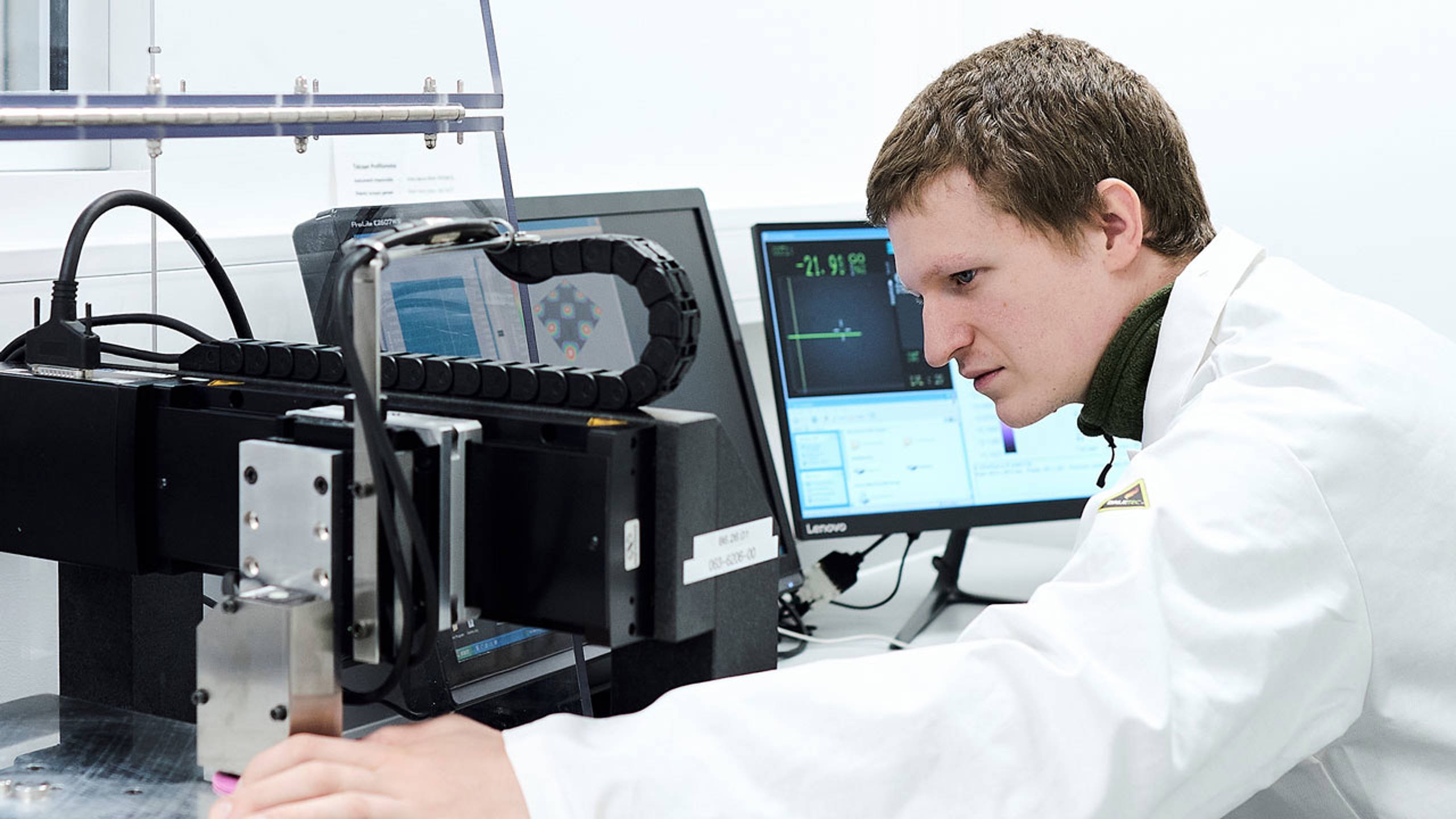 Jamie Foster working in the lab. Photo: Jotun/Morten Rakke