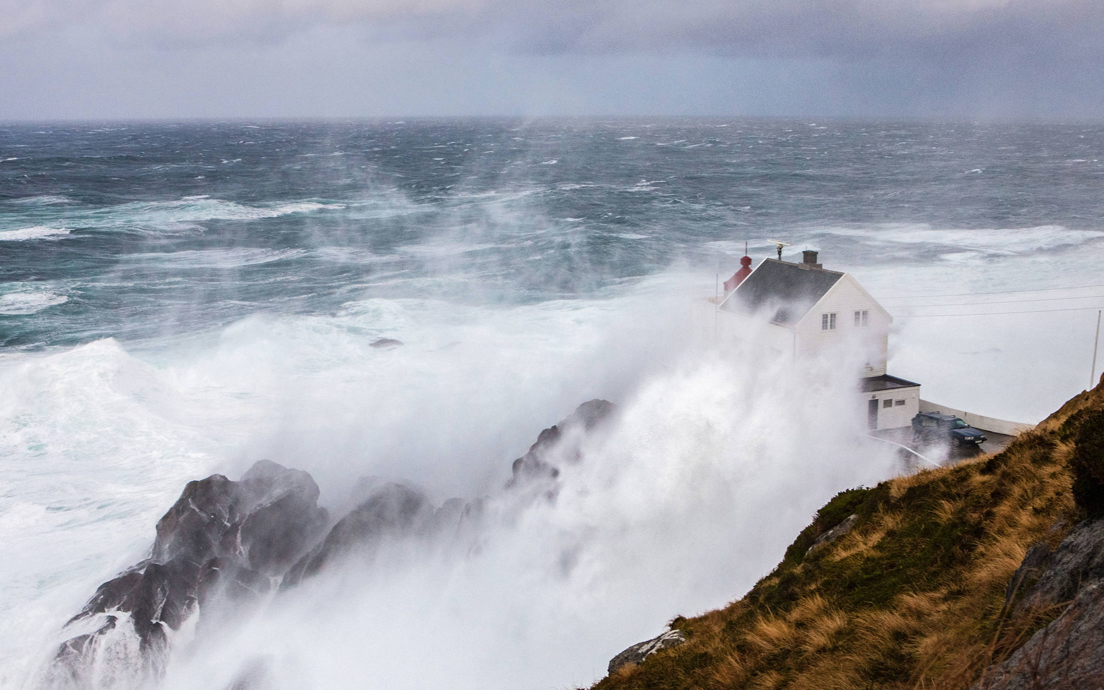 On the stormy west coast of Norway you find Kråkenes lighthouse. Jotun’s exterior paint Drygolin Nordic Extreme protects the wooden lighthouse in this harsh environment. Photo: Ole Eltvik