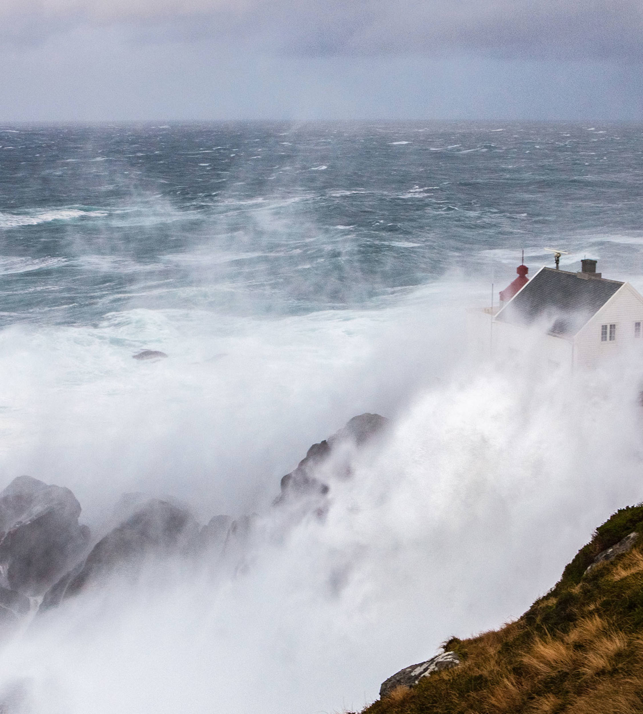 On the stormy west coast of Norway you find Kråkenes lighthouse. Jotun’s exterior paint Drygolin Nordic Extreme protects the wooden lighthouse in this harsh environment. Photo: Ole Eltvik