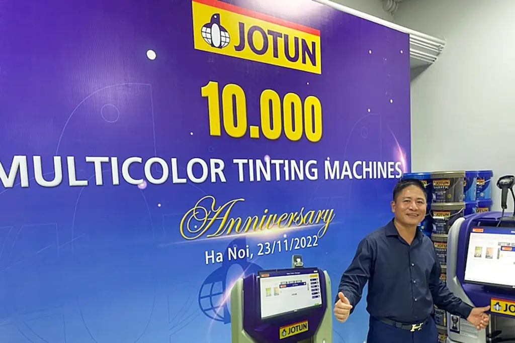 Long time dealer, Binh Nguyen, celebrates the installation of Jotun’s 10,000th Multicolor Machine.