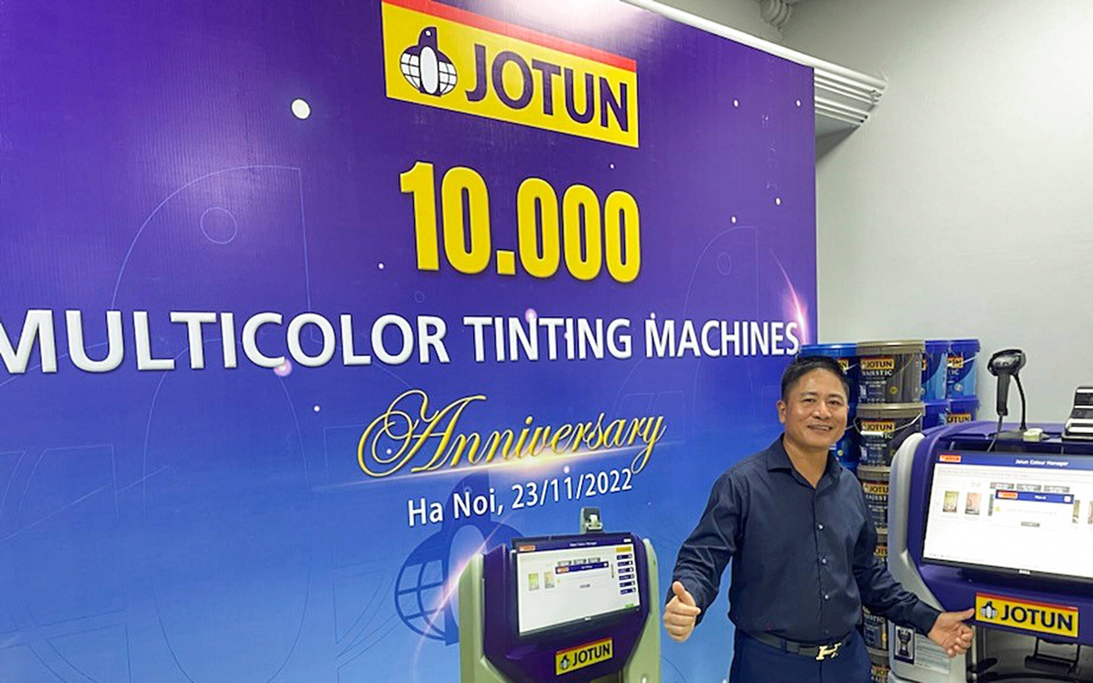 Long time dealer, Binh Nguyen, celebrates the installation of Jotun’s 10,000th Multicolor Machine.