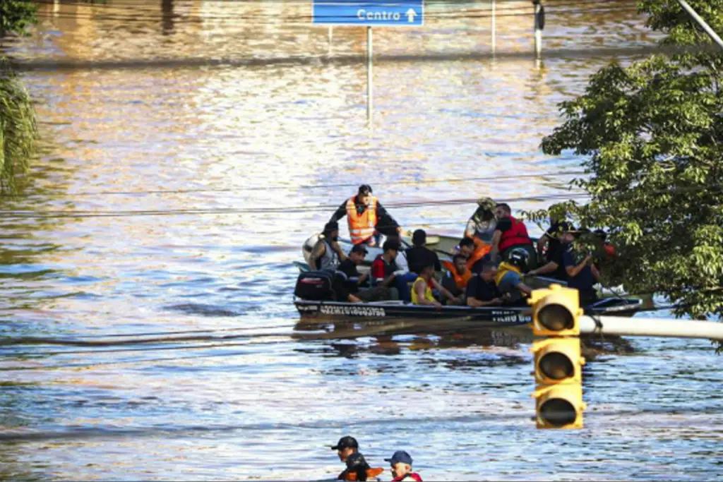 Rescue team on boat. Photo: Gilmar Alves/ASI/Agencia estado via AFP