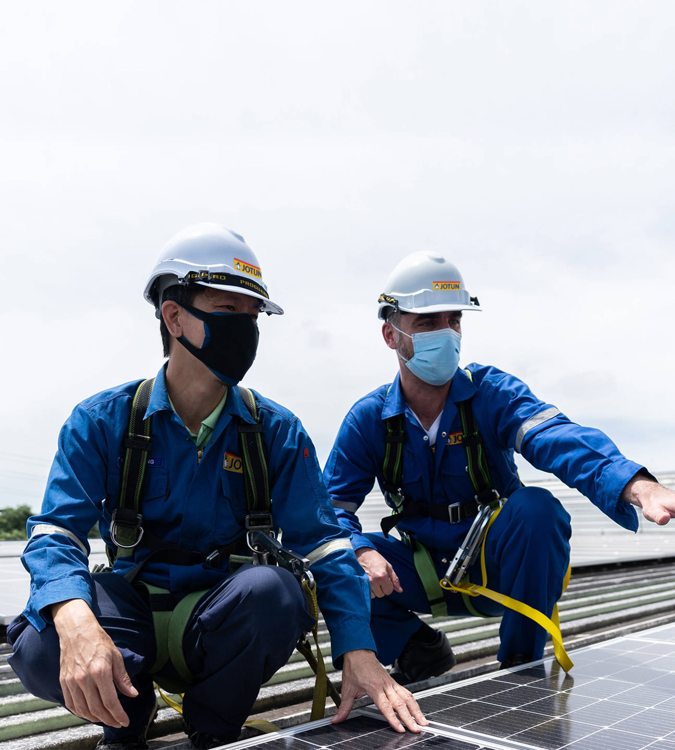 Two men inspecting the solar panels on the roof Jotun's factory i Nilai, Malaysia