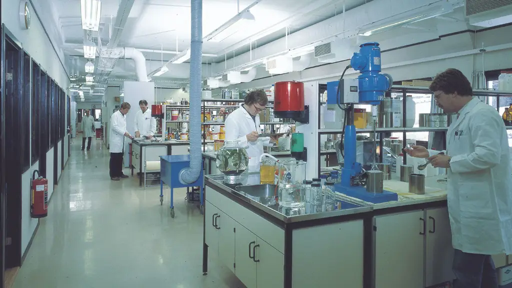 Inside Jotun's R&D facilities at Nybyen, image from 1980.
