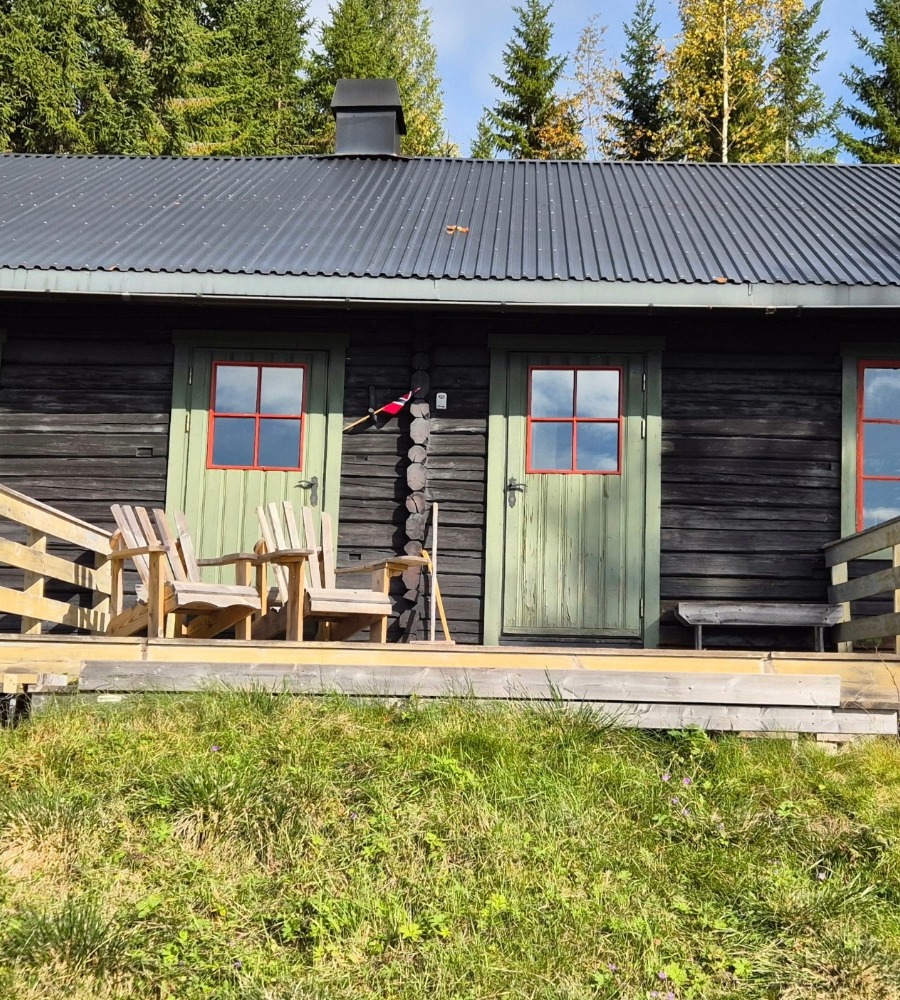 Før-bilde av sliten hytte på Mesnali