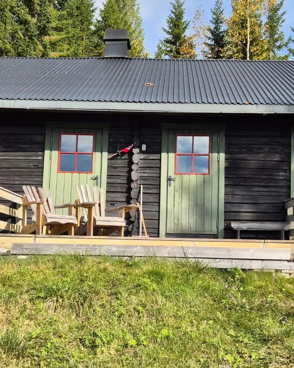 Før-bilde av sliten hytte på Mesnali