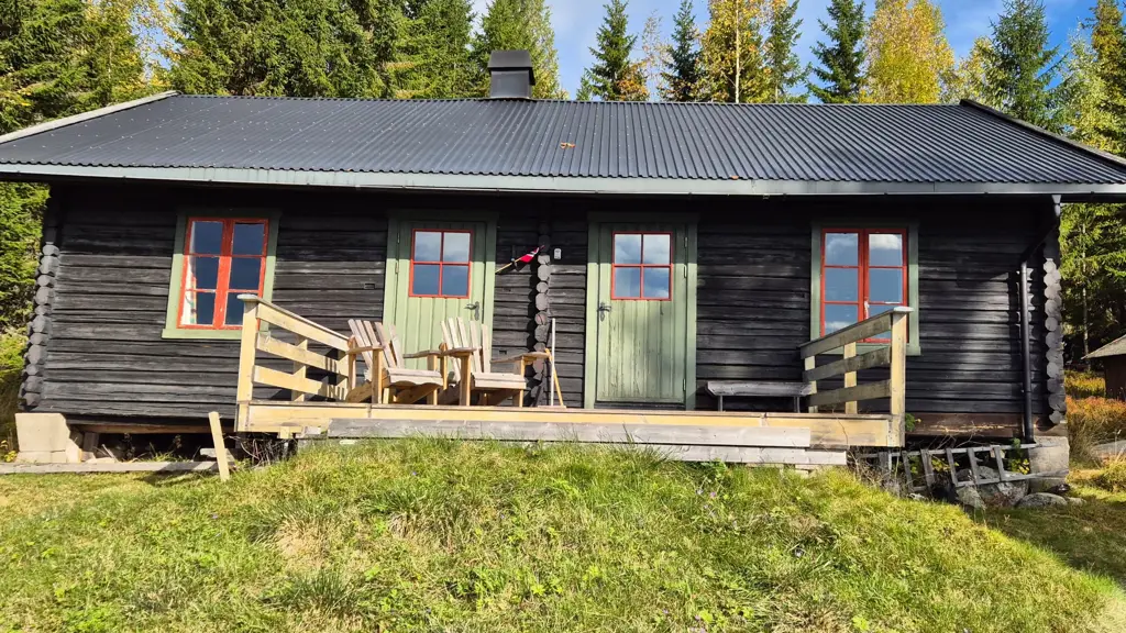 Før-bilde av sliten hytte på Mesnali