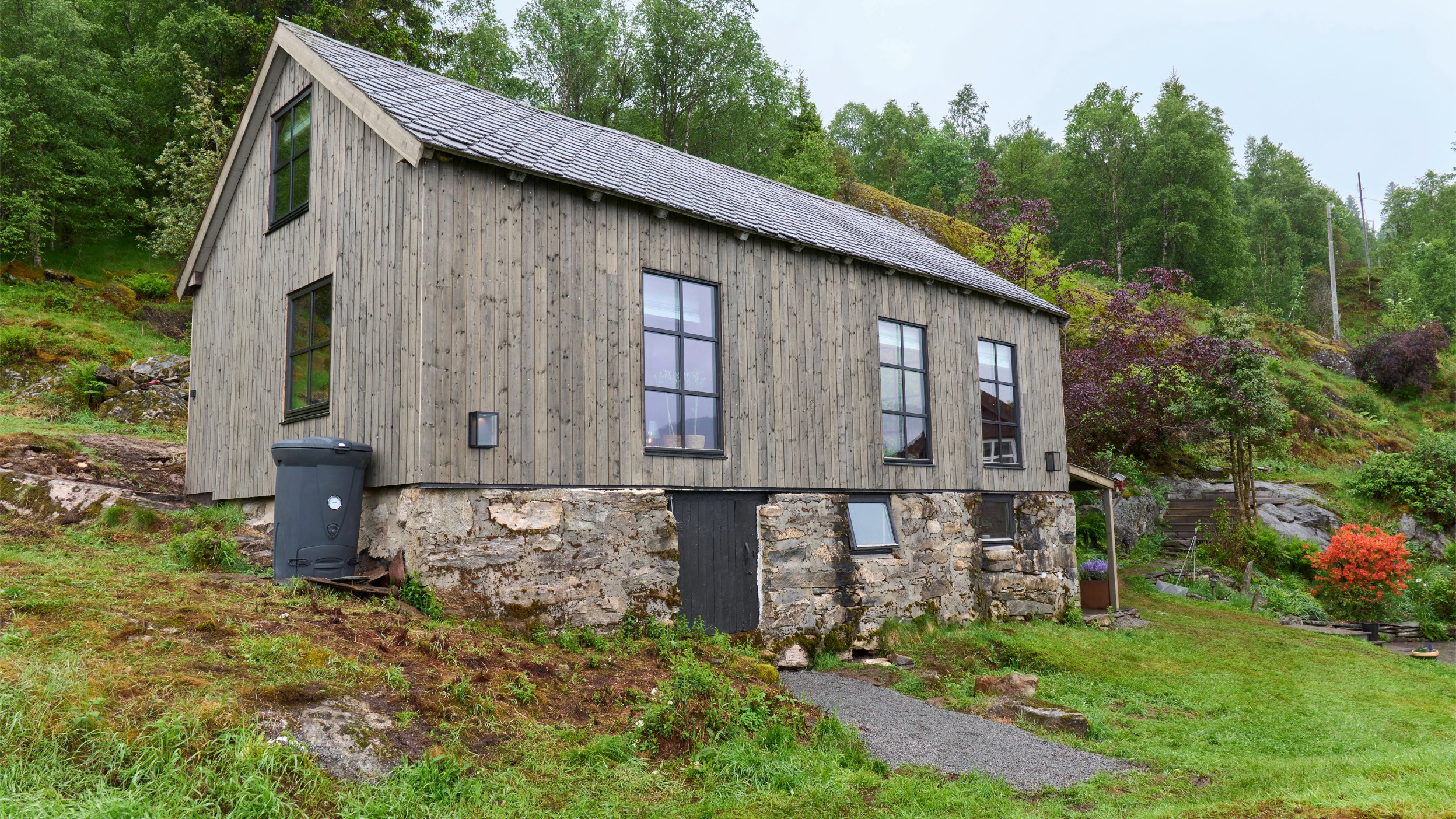 Etter-bilde av låven i Naustdal etter at Eventyrlig Oppussing renoverte