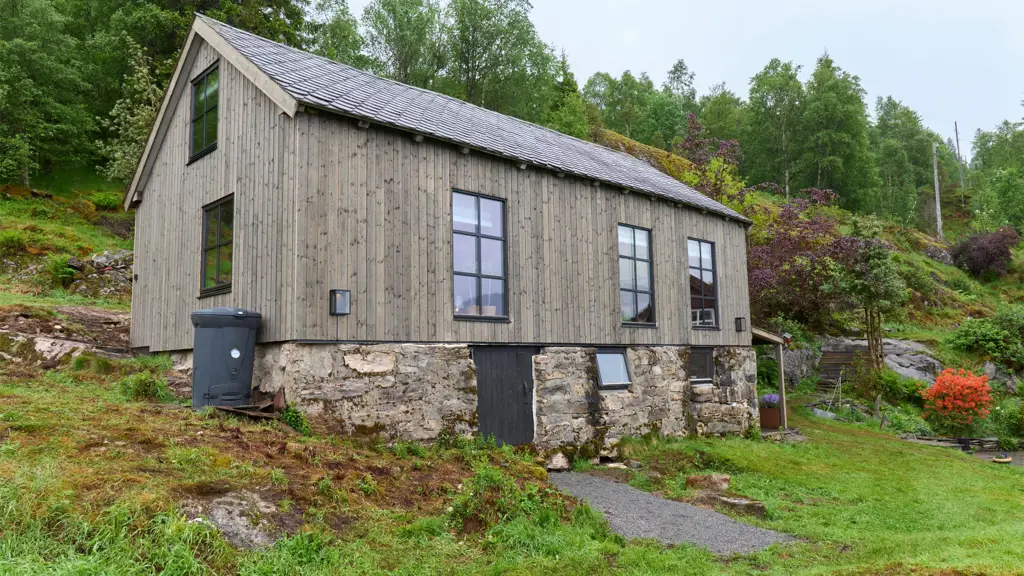Etter-bilde av låven i Naustdal etter at Eventyrlig Oppussing renoverte