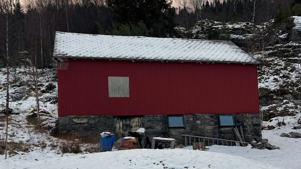 Før-bilde av låven i Naustdal før Eventyrlig Oppussing renoverte