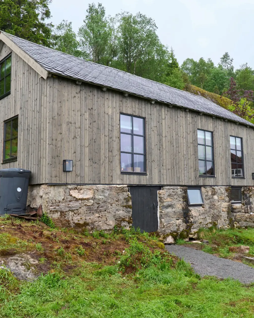 Etter-bilde av låven i Naustdal etter at Eventyrlig Oppussing renoverte