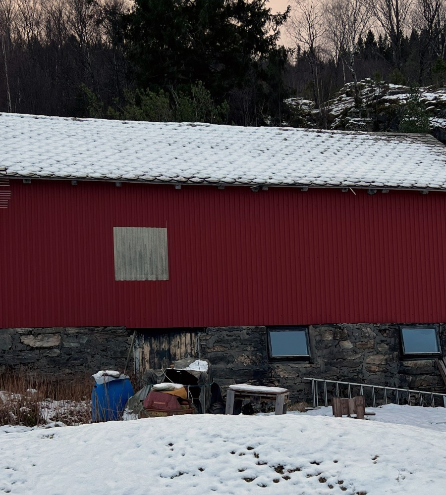 Før-bilde av låven i Naustdal før Eventyrlig Oppussing renoverte